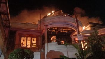 Rumah Mewah 2 Lantai di Duren Sawit Terbakar