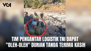 Warga Terisolasi Gayo Lues Berikan 'Oleh-Oleh' Sepikul Durian kepada TNI Awak Heli Logistik