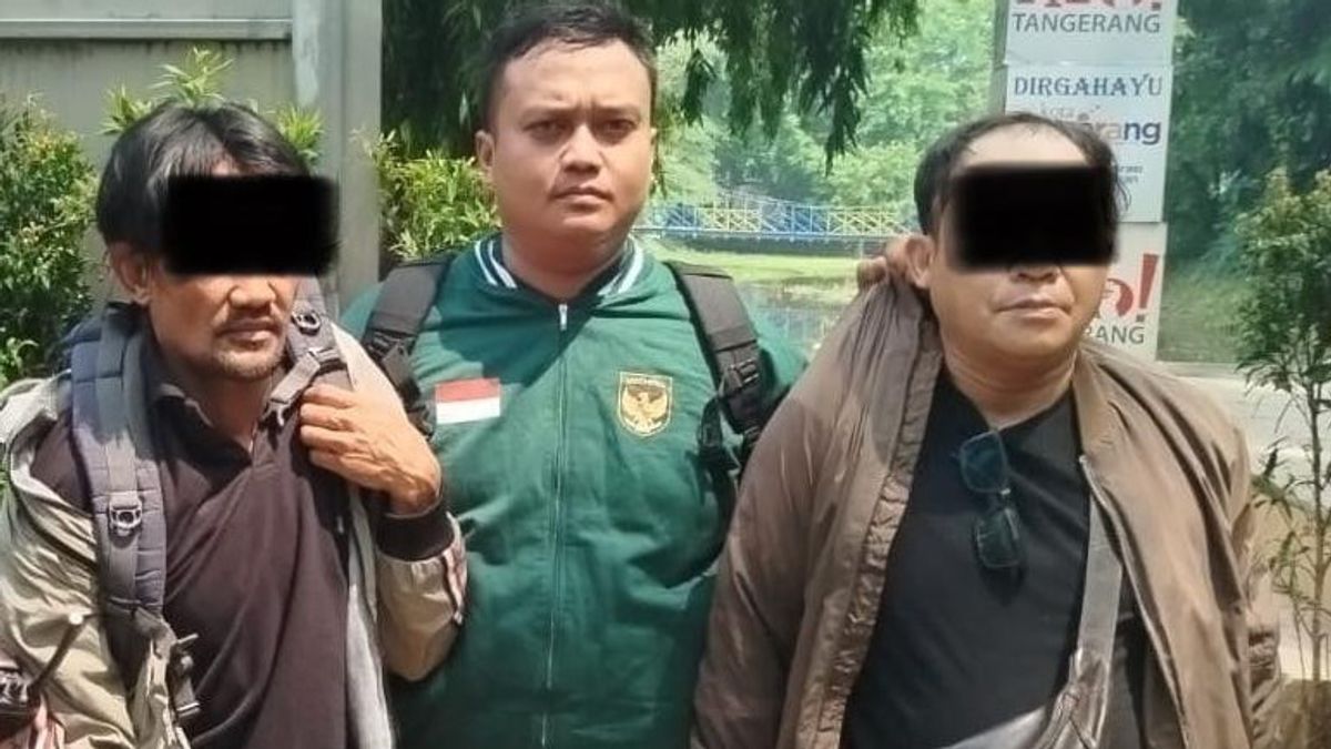 Propam Polres Metro Tangerang Seret 2 Orang Jambret dari Dalam Angkot Saat Berusaha Melarikan Diri