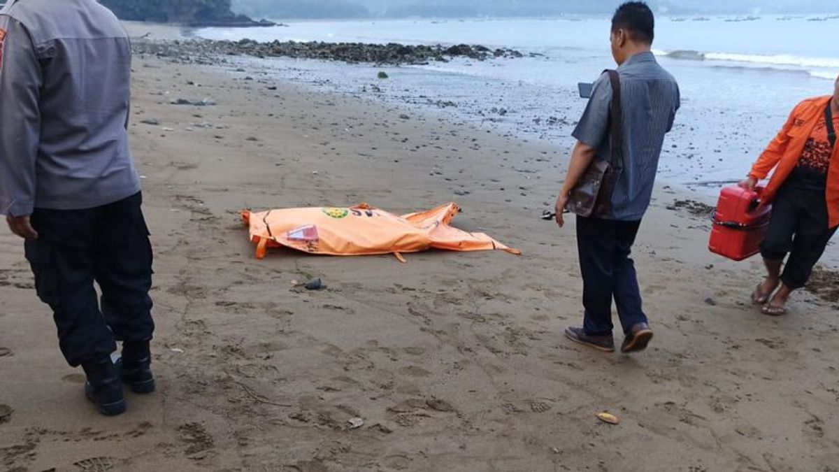 Une adolescente étrangère tirée par les vagues de la plage de Tulungagung trouve, son état corporel s’est enflammé