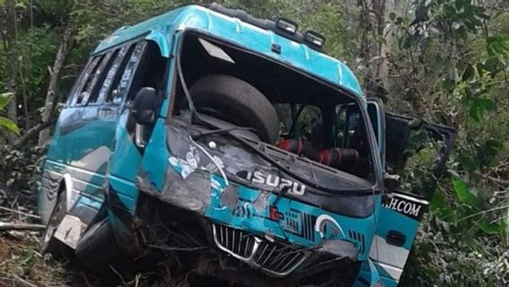 旅游巴士坠入亚齐中部的峡谷，两人死亡