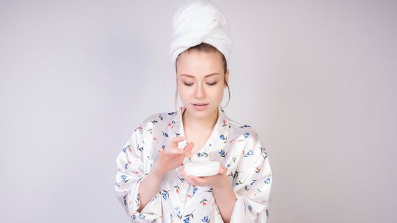 How to Make a Permanent Body Whitening Scrub with Natural Ingredients