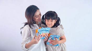 Ne choisissez pas simplement, les parents doivent lire attentivement les étiquettes des aliments pour enfants