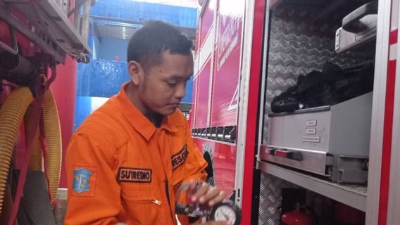 Sutresno Action Surabaya Damkar Officerが住民のWiFiタワーの端に巻き付けられた3メートルのサンカを避難させる