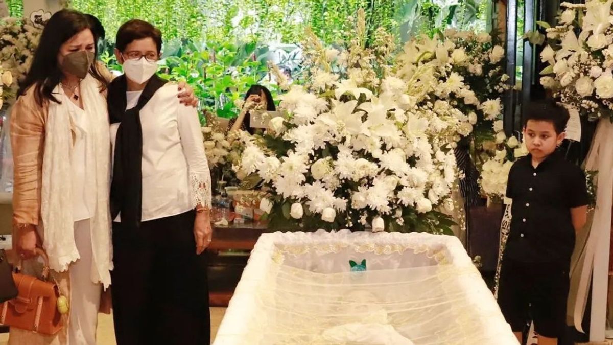 Ziarah ke Makam Maura Magnalia, Nurul Arifin Minta Doa Agar Kuat Menghadapi Semua Ini