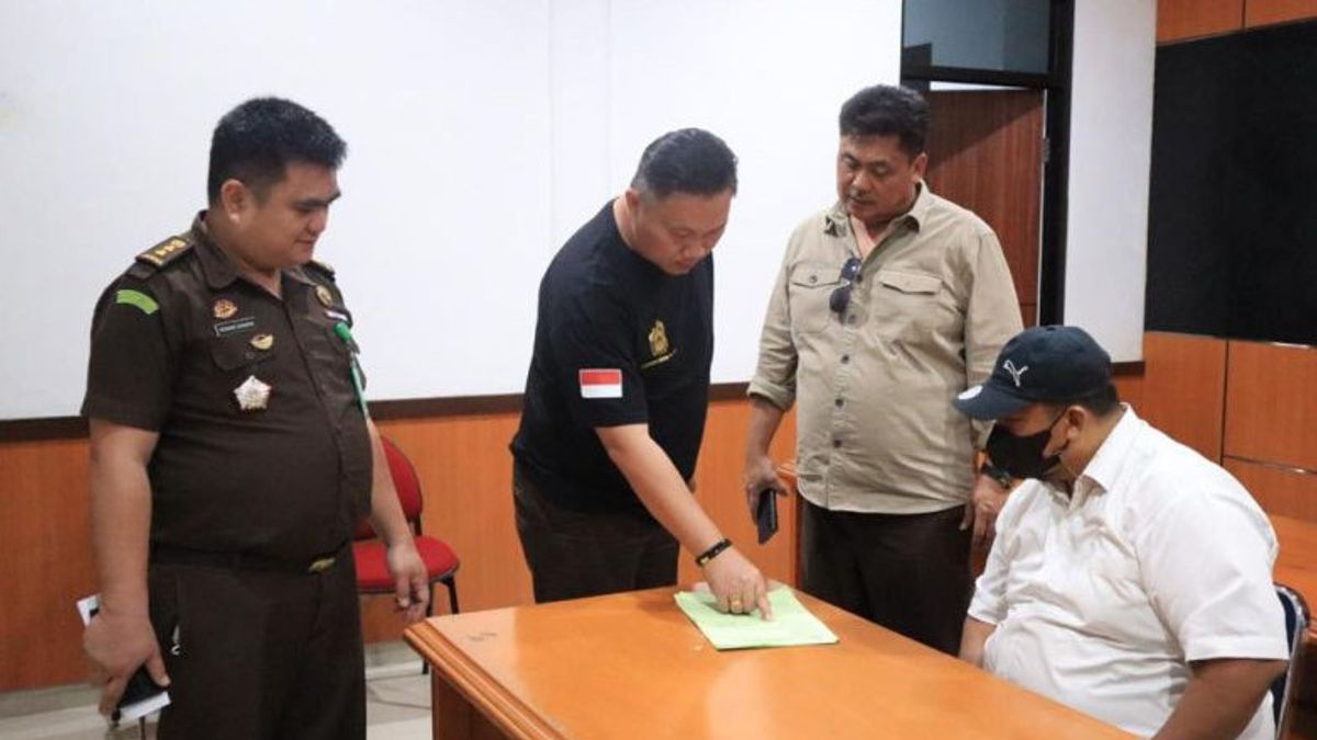 North Sulawesi Prosecutor's Office Arrests Convict In Case Of Embezzlement At The Tanjung Perak Prosecutor's Office