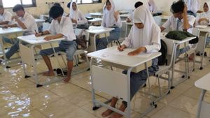 Kampunglaut Cilacap,Kepsek的Rob Rendam School的洪水确保最后学期考试不会受到干扰