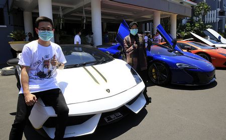 Bawa Lamborghini ke Rumah Bu Risma, Crazy Rich Surabaya Kasih Bantuan Tenaga Kesehatan