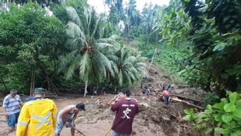 الفيضانات والانهيارات الأرضية تضرب عددا من المواقع في جزيرة سياو، شمال سولاويزي، حكومة ريجنسي تنشئ مطابخ عامة للسكان