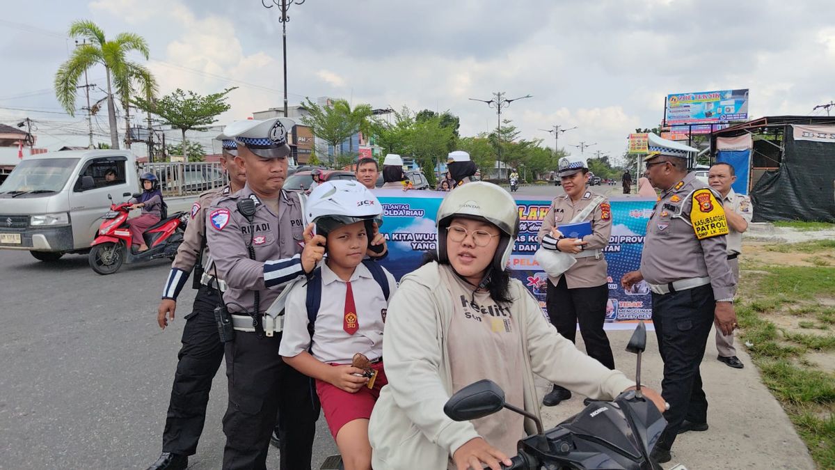 L'éducation sur la circulation : Le département de police de Riau a suivi des conducteurs ordinaires sur la rue Yos Sudarso