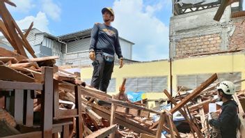 Principal Of SDN Ciheulet 2 Asked To Meet With Mayor Of Bogor Bima Arya To Report Two Collapsed Classes