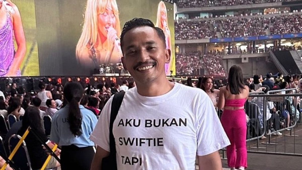 インドネシア出身の男性の全体性 テイラー・スウィフト・デミ・イストリのコンサートを見る、衣装は風変わりでバイラル