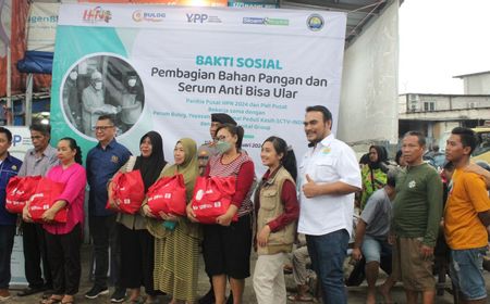 Tak Hanya Sembako, Ada Juga Serum Anti Bisa Ular yang Dibagikan saat Baksos PWI Pusat di Muara Angke