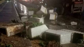 Truk Sampah DLH DKI Tabrak Jalur Sepeda Permanen di Jalan Sudirman, Pembatas Beton Berhamburan