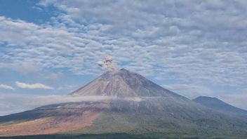 Eruption du mont Dukono, les habitants sont invités à s’éloigner du rayon de 4 km