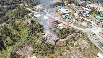 因坦贾亚巴布亚的居民住宅被 Kkb 恐怖分子烧毁