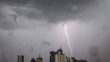 Cuaca Jakarta Minggu 2 November: Hujan di Semua Wilayah, Waspadai Petir