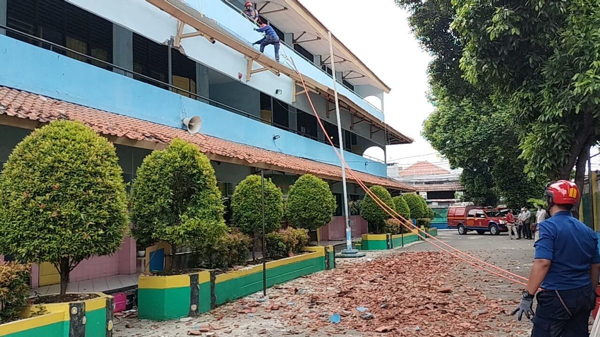 As A Result Of The Ambruk Canopy, The Learning And Teaching Process At SDN 03 Cempaka Putih Was Stopped