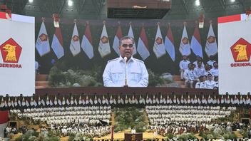 Jokowi utilise un sarong blanc, un musicien : Espérons que l’amour avec Gerindra commence par le costume