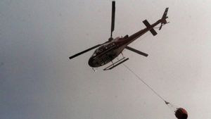 Pemadaman Api di TPA Rawa Kucing Menggunakan Helikopter Bombing Tidaklah Mudah