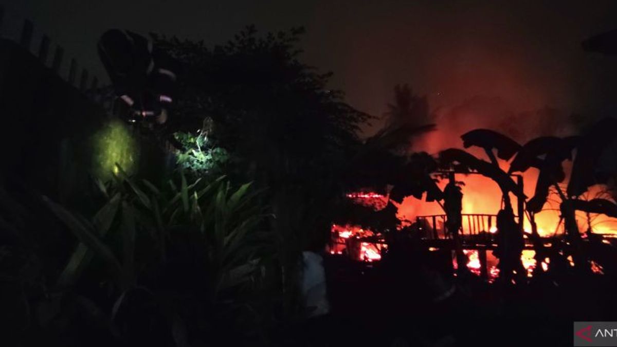 Kebakaran di Pemukiman Padat Penduduk Rimba Kemuning Palembang, Empat Mobil Pemadam Diterjunkan 