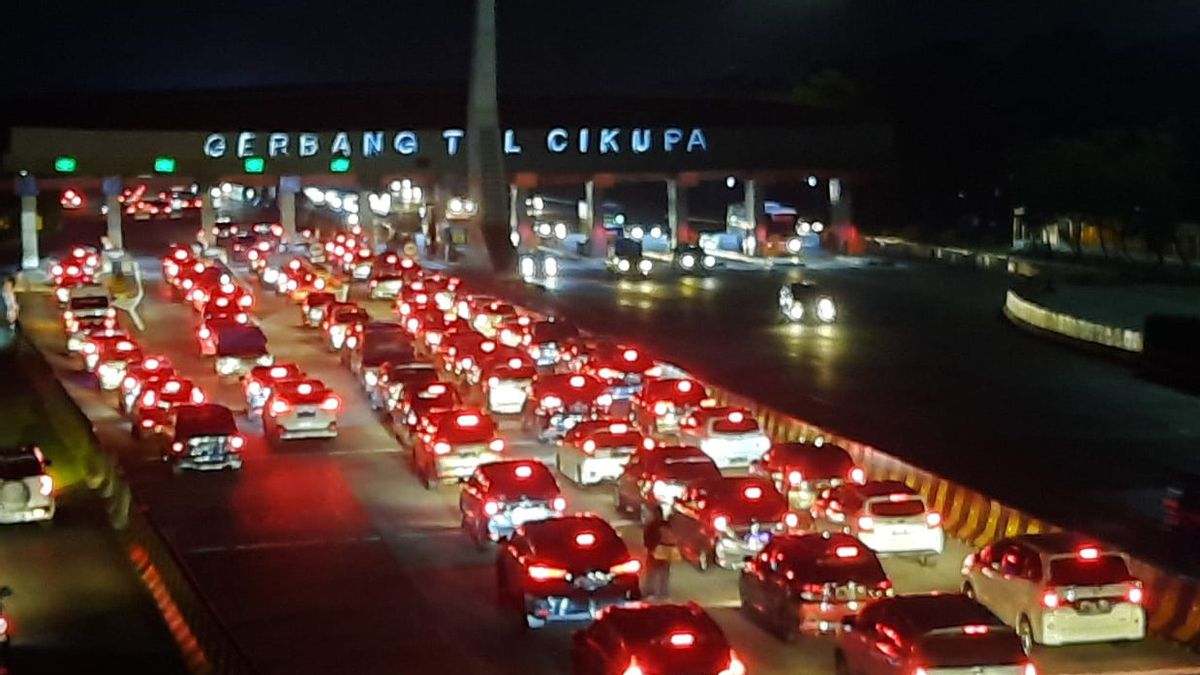 Since Saturday Night, The Cikupa Toll Gate To Jakarta Has Been Observed To Be Busy