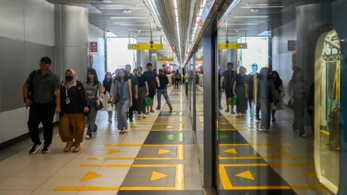 MRT جاكرتا تسمح بالصيام في القطار لمدة 10 دقائق كحد أقصى خلال شهر رمضان ، فقط الماء الأبيض والتمور 