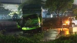 Truk Hino Tabrak Trailer di Tol Ancol Akibat Rem Blong, Sopir Truk Alami Luka