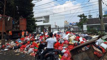 10 Ton Sampah di TPS Liar Pasar Minggu Diangkut Satu Truk per Hari