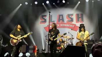 상의! Slash와 Myles Kennedy가 Wolfgang Van Halen을 투어 무대에 데려왔습니다.