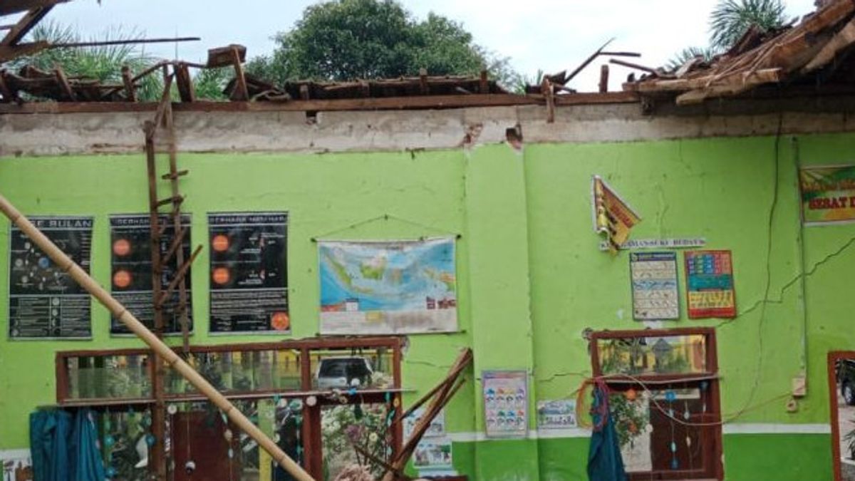 بسبب انهيار سقف الفصل الدراسي ، كان مئات الطلاب من SDN Gugut Jember ديليبركان