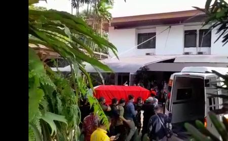 Jenazah Tjahjo Kumolo Tiba di Rumah Duka Widya Chandra, Diselimuti Bendera Merah-Putih