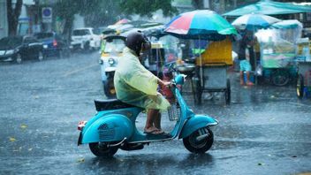 2 Bibit Siklon Melintasi Indonesia, BMKG Minta Warga NTT, Maluku hingga Papua Waspadai Cuaca Ekstrem 