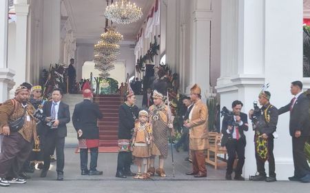 Gibran-Jan Ethes Berbusana Adat Papua di Istana Merdeka