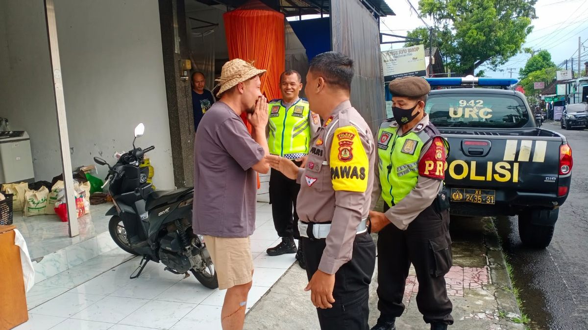 Russian Caucasians Bugil On The Streets Of Ubud Bali Allegedly Drunk, Now Taken To The RSJ