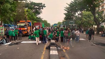 マカッサルの学生は再びデモを混雑し、コンテナトラックを耕す人が道路を封鎖する