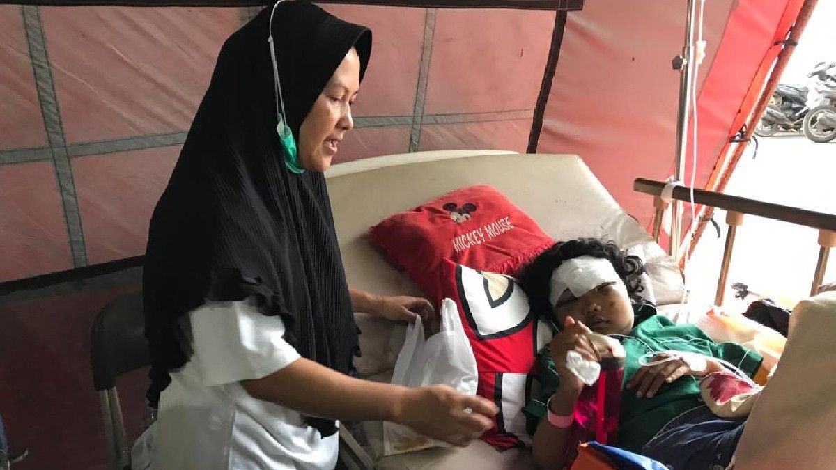 “妈妈，别哭，”纳亚说，浑身是血，被Cianjur地震的崩溃压碎了。