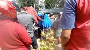 帕卢市居民愿意从早上开始排队，在斋月的廉价市场获得3公斤液化石油气