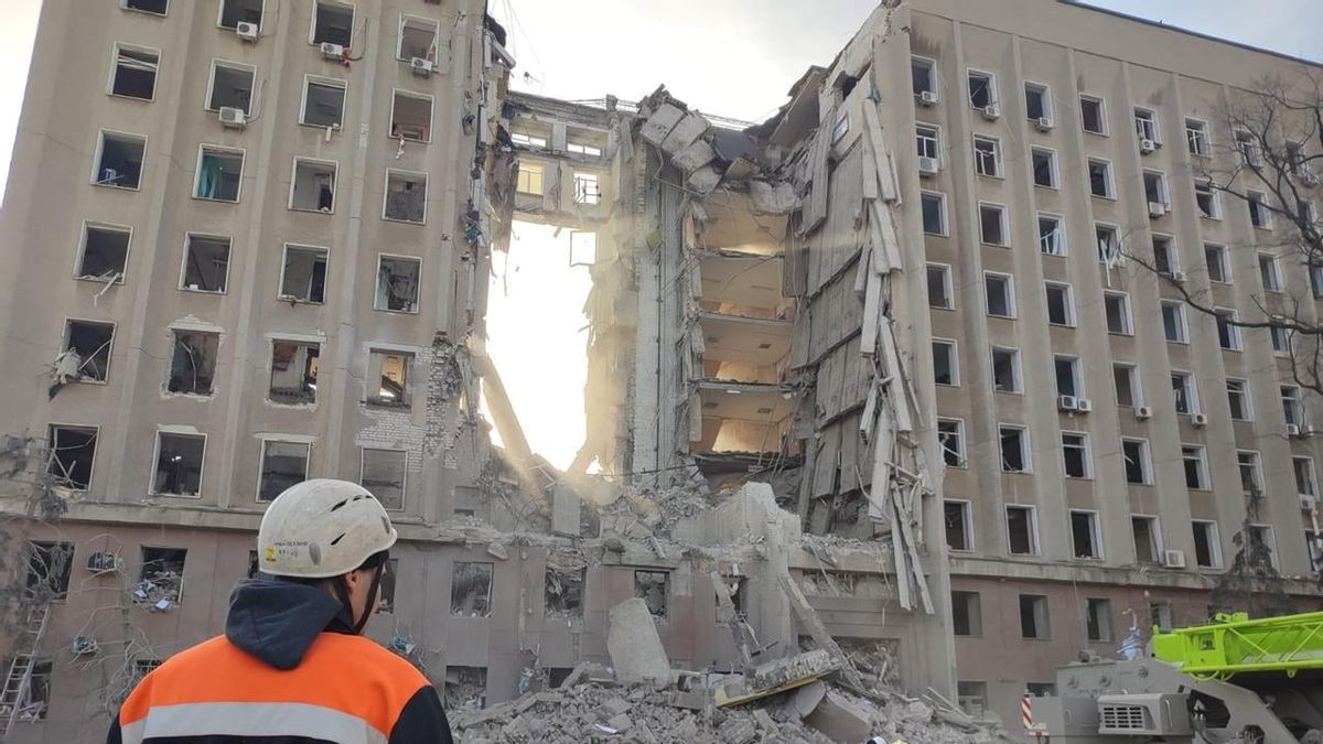 صاروخ روسي يضرب مبنى الإدارة في جنوب أوكرانيا ومقتل اثني عشر مدنيا