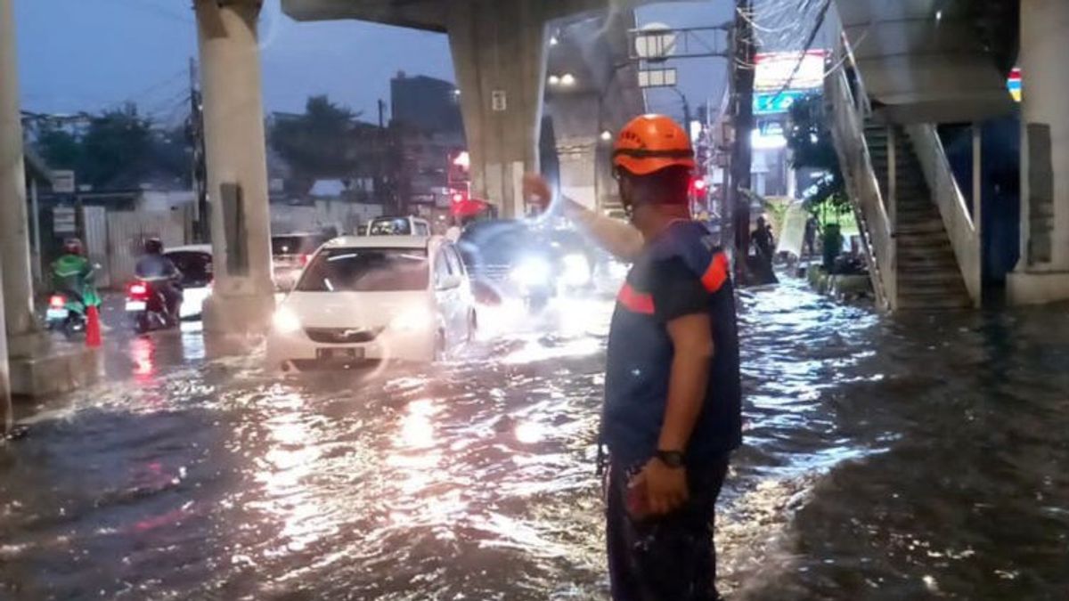 雅加达的四个RT和一些道路在下雨后被洪水淹没