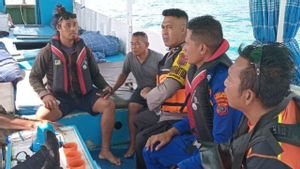 Tim SAR Evakuasi Nakhoda Kapal Terluka Usai Terjatuh di Laut