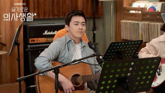 Jo Jung Suk Rela Dipotong Gaji untuk Setiap Episode dalam <i>Hospital Playlist</i>