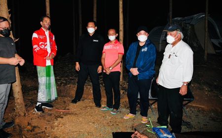 Keluar Tenda Malam-malam di IKN, Jokowi Pakai Sarung dan Jaket G20, Cuma Menteri Basuki yang Setia dengan Pakaian Kerja