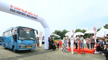 Isuzu Departs More Than 50 Families Of Commercial Vehicle Drivers For Eid In Hometown