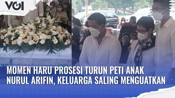 视频：Haru Prosesi时刻倒下Nurul Arifin的儿子的棺材，家庭相互加强