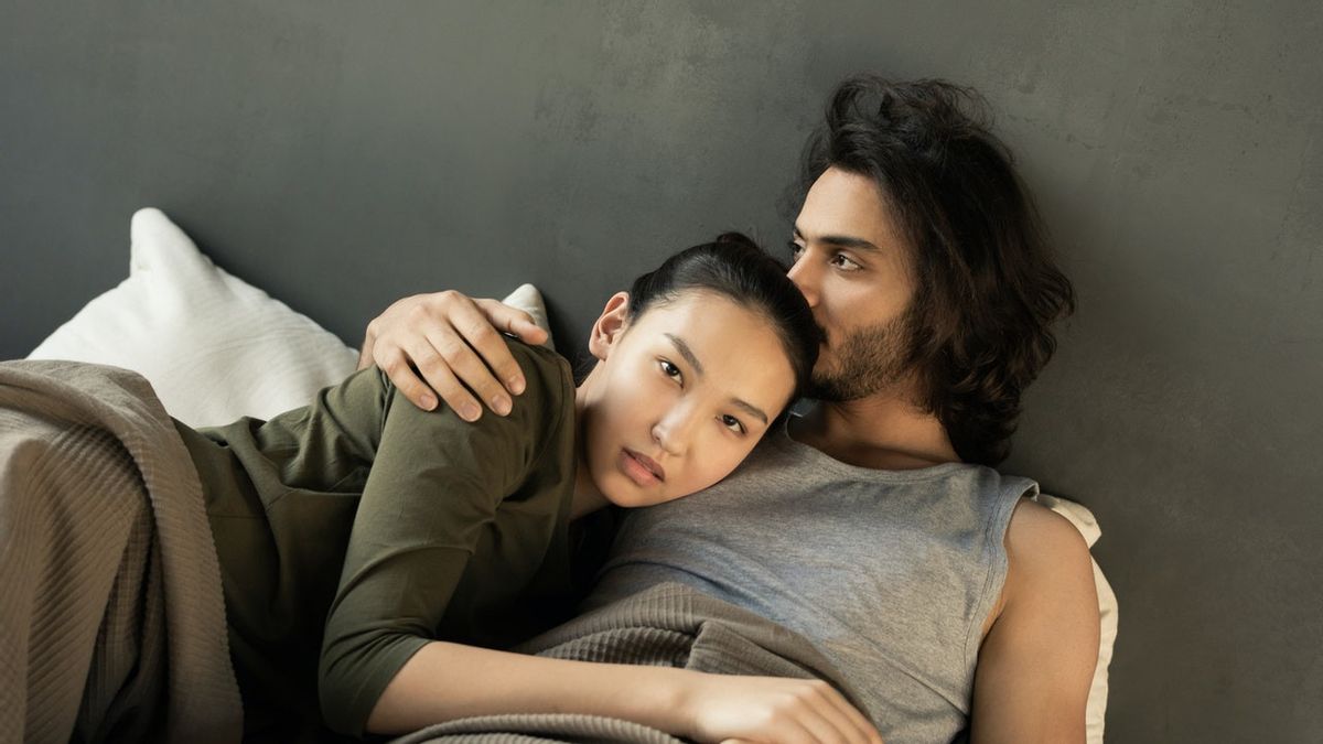 7 Benefits Of Husband And Wife Hugging While Sleeping, First: Boost The Immune System