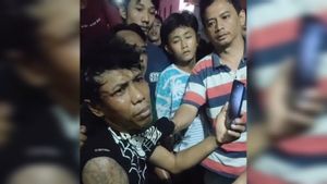 可悲的面孔,在Koja偷车 Koja Sempatnya 父母的视频通话 当被居民逮捕时