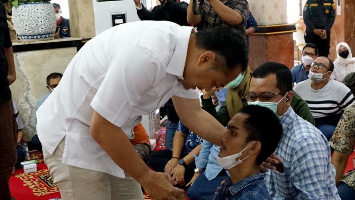 Wali Kota Surabaya Evaluasi Bantuan Makanan untuk Penyandang Disabilitas 