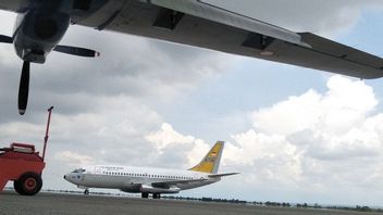 وفد من قمة G20 للطائرة الفرنسية يبدأ وقوف السيارات في مطار لومبوك