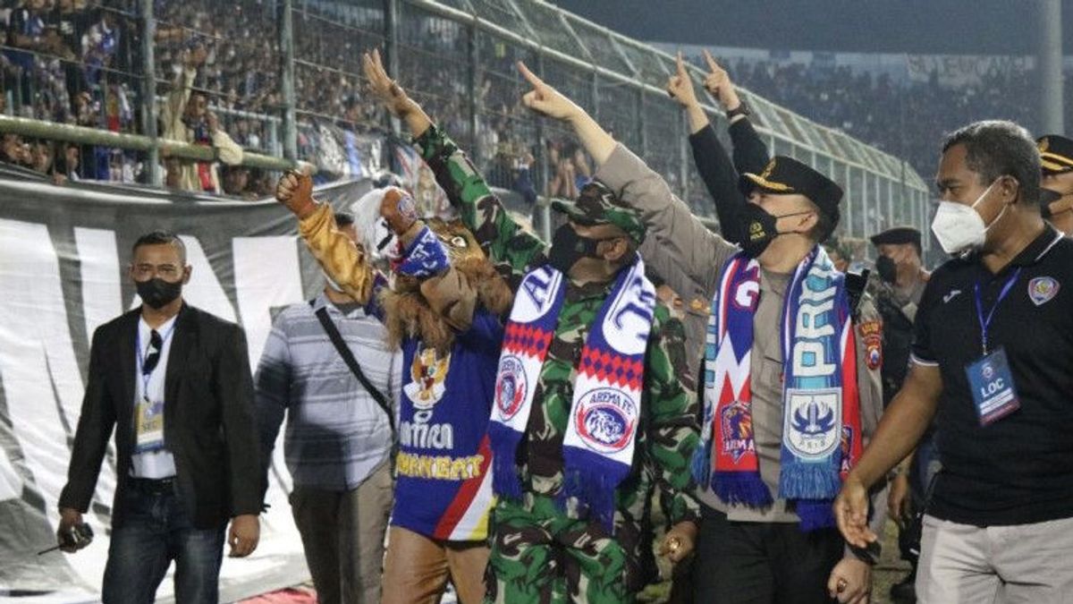 Di Sela Pertandingan, Kapolres Malang Dinobatkan Jadi Warga Kehormatan Aremania